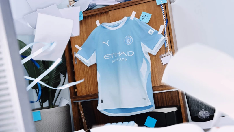 Nowe koszulki Manchesteru City na sezon 2026/27 zaprezentowane. Dominuje jeden kolor