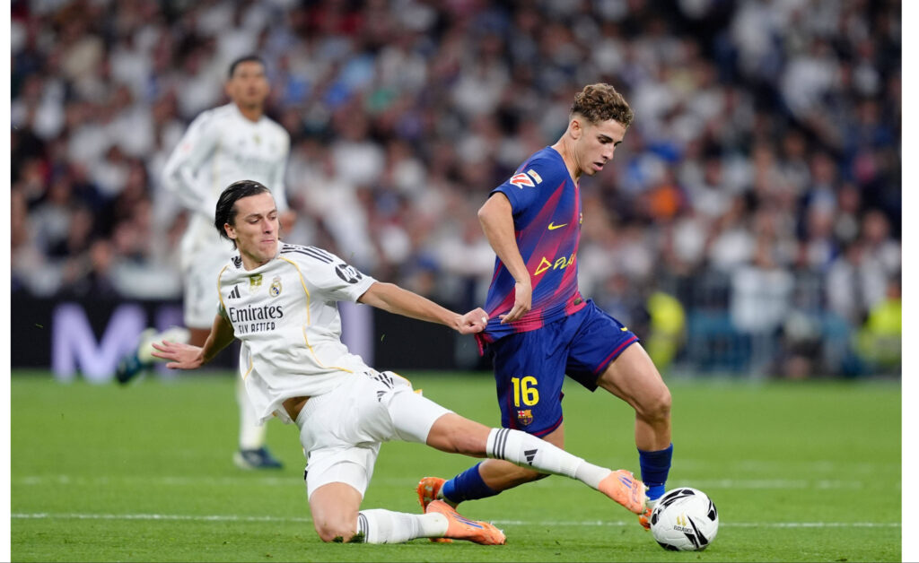 Fermin Lopez of FC Barcelona and çlvaro Carreras of Real Madrid CF are seen in action during the LaLiga EA Sports match between Real Madrid CF and FC Barcelona at the Santiago Bernabeu on November 26, 2025 in Madrid, Spain. (Photo by Gokhan Taner/Middle East Images)//MIDDLEEASTIMAGES_MEI-Spain-GT-RMBLS-20251026-080/Credit:Gokhan Taner/MEI/SIPA/2510271015 2025.10.26 Madryt pilka nozna liga hiszpanska Real Madryt - FC Barcelona Foto Gokhan Taner/MEI/SIPA/PressFocus !!! POLAND ONLY !!!