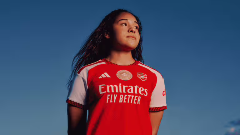 Arsenal i adidas stawiają na technologię. Nowa koszulka z wyjątkową kartą NFC