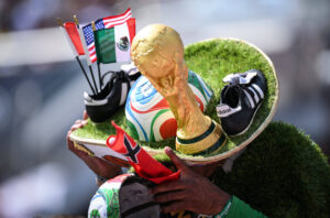Fussball WM 2026 Testspiel im Chicago 06.06.2026 USA - Deutschland Ein mexikanischer Fan mit Sombreros mit WM Pokal und Adidas Copa Fussballschuhen im Soldier Field Stadion *** Soccer World Cup 2026 test match in Chicago 06 06 2026 USA Germany A Mexican fan wearing sombreros with World Cup trophy and Adidas Copa soccer shoes at Soldier Field stadium
2026.06.06 Chicago
pilka nozna , miedzynarodowy mecz towarzyski
Stany Zjednoczone - Niemcy
Foto IMAGO/PressFocus

!!! POLAND ONLY !!!