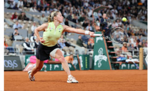 (260605) -- PARIS, June 5, 2026 (Xinhua) -- Maja Chwalinska hits a return during the women's singles semifinal match between Maja Chwalinska of Poland and Diana Shnaider of Russia at the French Open tennis tournament at Roland Garros, Paris, France, June 4, 2026. (Xinhua/Wu Huiwo) 2026.06.04 Paryz tenis ziemny , wielkoszlemowy turniej tenisowy Roland Garros 2026 Foto Wu Huiwo/Xinhua/PressFocus !!! POLAND ONLY !!!