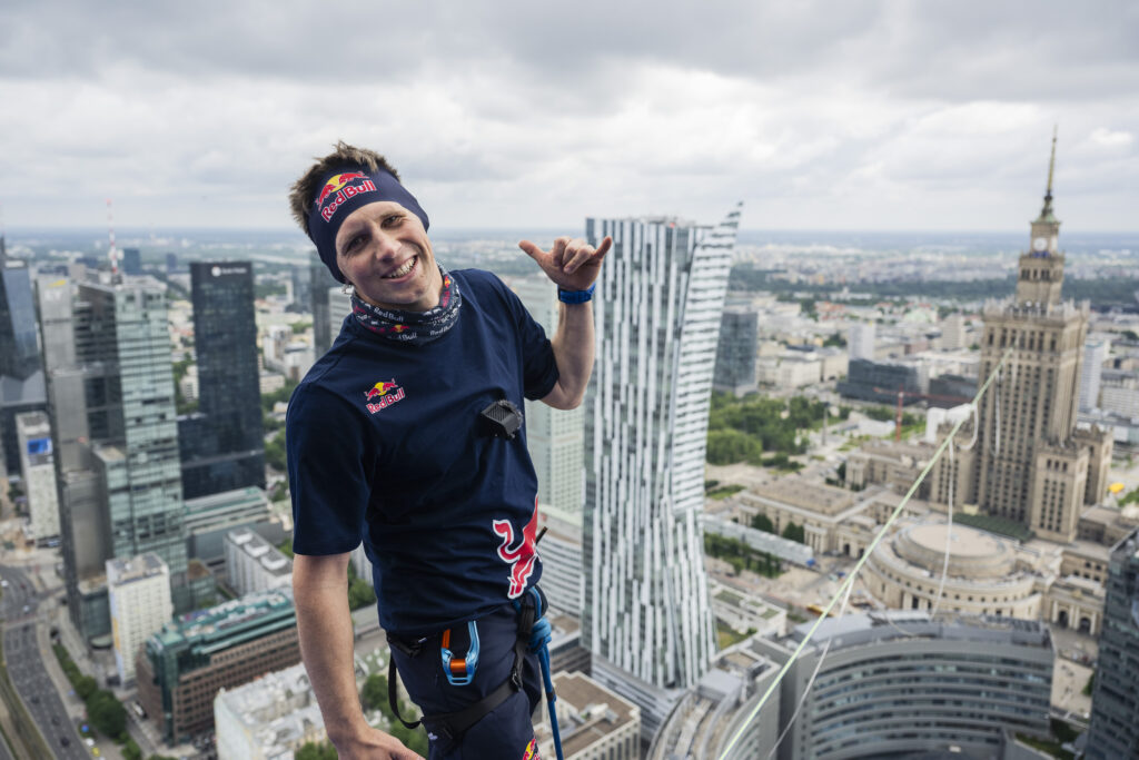 Jaan Roose przeszedł między Pałacem Kultury a Varso Tower. Historyczny wyczyn nad centrum Warszawy
