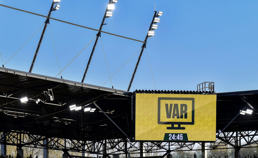 VAR miał pomóc, a stresuje kibiców? Polacy nie wytrzymują napięcia