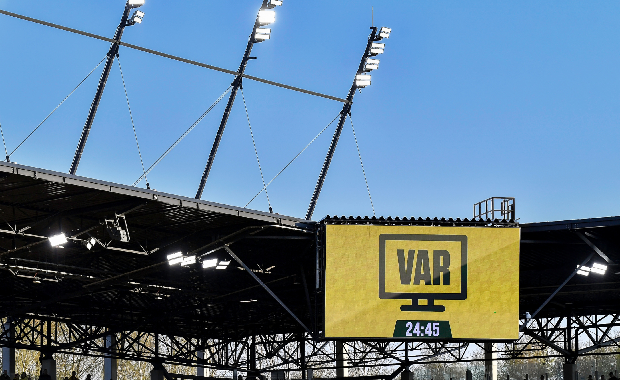 VAR miał pomóc, a stresuje kibiców? Polacy nie wytrzymują napięcia