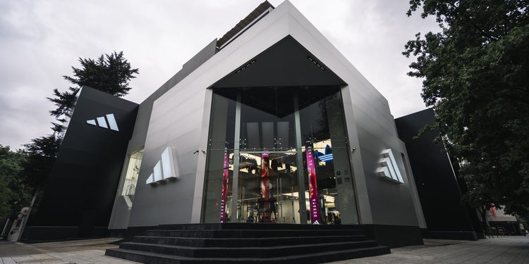 Adidas stawia na doświadczenia kibiców. Brand Center Masaryk otwarty w nowej odsłonie przed MŚ 2026