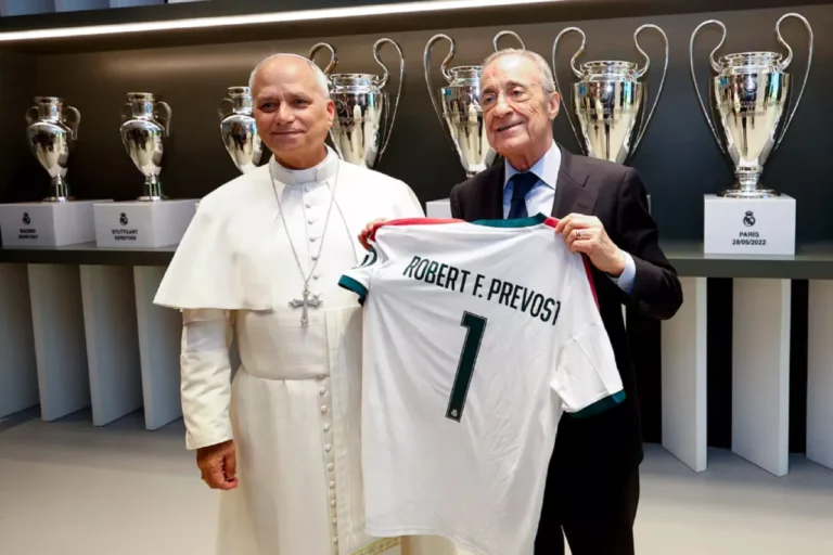 Real Madryt wykorzystuje papieski motyw. Specjalna koszulka stała się marketingowym hitem