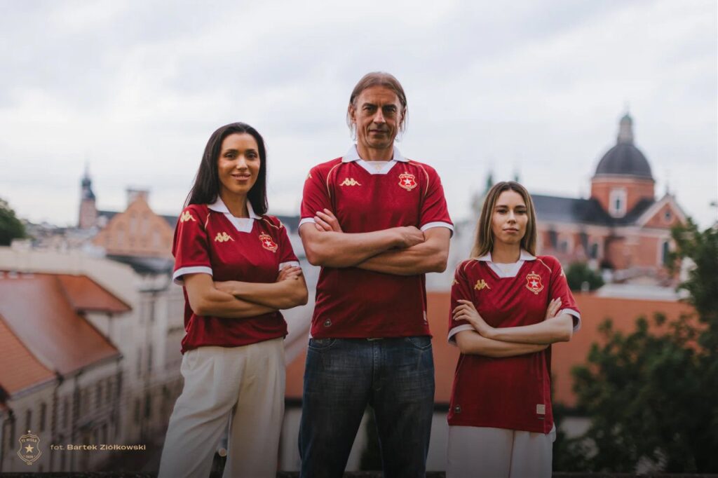 Jubileuszowa koszulka Wisły Kraków zachwyca detalami. „Marka Kappa potrafi w projekty jubileuszowe/specjalne”