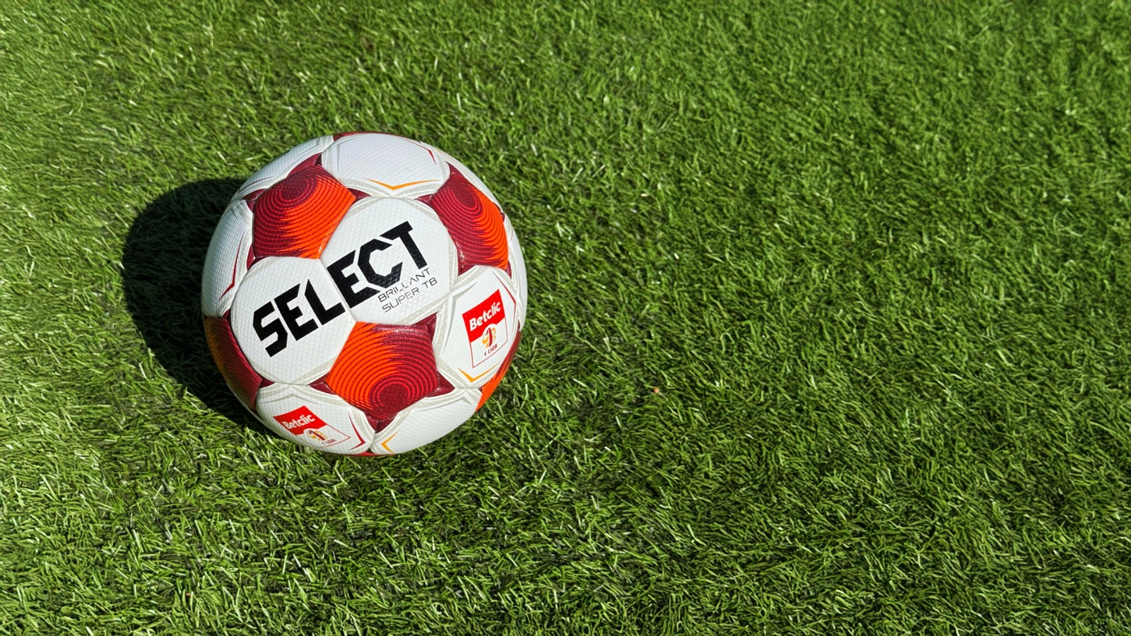Select pozostaje oficjalną piłką Betclic 1. Ligi. Współpraca przedłużona o kolejne trzy sezony