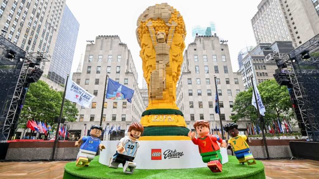 Replika Pucharu Świata FIFA przyciąga kibiców. Trofeum staje się skutecznym narzędziem marketingowym