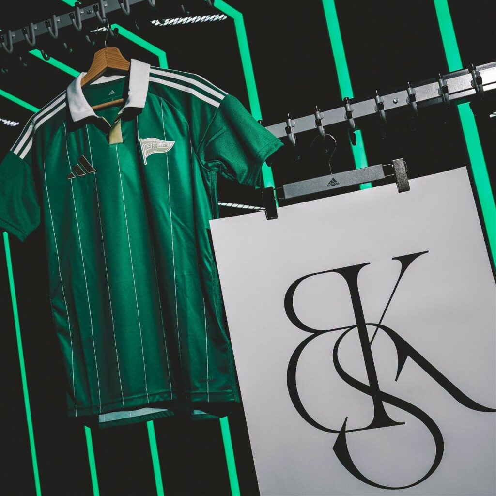 Lechia Gdańsk zaprezentowała nowe stroje na sezon 2026/27. Ruszyła sprzedaż koszulek