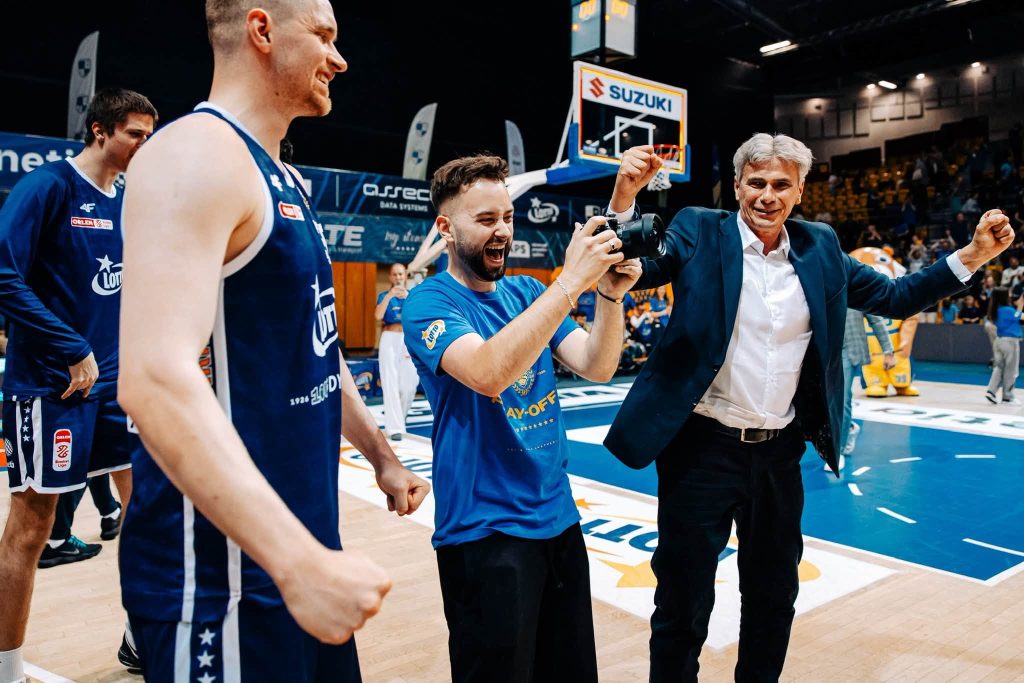 Gdynia, 20.05.2026. Koszykarz AMW Arki Gdynia … i … z WKS Śląsk Wrocław podczas meczu Orlen Basket Ligi, 20 bm. 
PAP/Piotr Matusewicz
