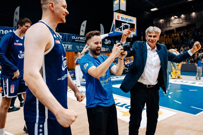 Gdynia, 20.05.2026. Koszykarz AMW Arki Gdynia … i … z WKS Śląsk Wrocław podczas meczu Orlen Basket Ligi, 20 bm. 
PAP/Piotr Matusewicz