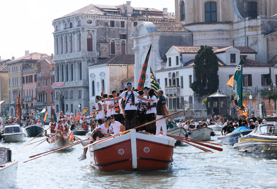 Venezia FC zaprasza kibiców na mecz… gondolą. Nietypowa aktywacja podkreśla wyjątkowość klubu