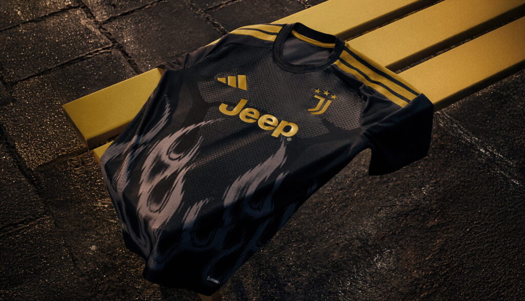 Juventus prezentuje trzeci komplet. Czerń, złoto i płomienie mają sprzedawać historię „Młodość. Od 1897”