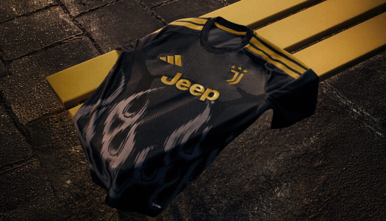 Juventus prezentuje trzeci komplet. Czerń, złoto i płomienie mają sprzedawać historię „Młodość. Od 1897”
