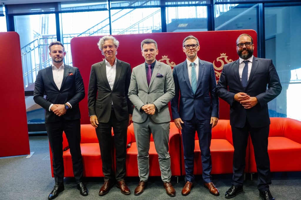 Dyplomacja sportowa w praktyce. Jak Polska chce budować wpływy, pieniądze i pozycję w europejskiej piłce
